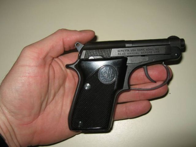 800px-Beretta_Model_21_In_Hand
