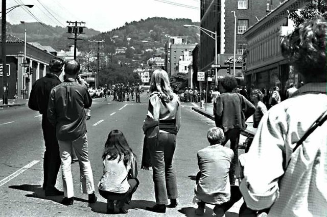People's Park, Berkeley, CA - waiting for Police retaliation	 May 15, 1969  sheet 349	frame 17