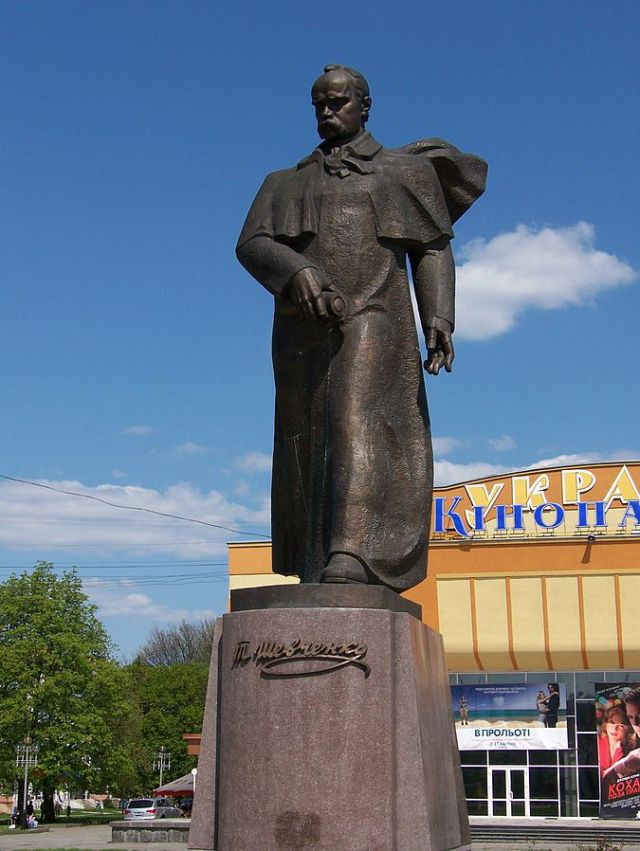 Taras_Shevchenko_Statue_in_Rivne