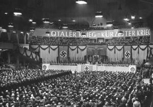 Das deutsche Volk fordert den grossen Krafteinsatz zur Erzwingung des Sieges. Am Donnerstagabend fand im Berliner Sportpalast eine Grosskundgebung der Bevölkerung Berlins statt, in der Reichsminister Dr. Goebbels mit schonungsloser Offenheit die Gefahr aufzeigte, in der Europa schwebt. Die von dem alten nationalsozialistischen Kampfgeist getragene Veranstaltung brachte das einmütige und leidenschaftliche Bekenntnis der Teilnehmer, der Männer und Frauen, der Ritterkreuzträger und Rüstungsarbeiter, der Verwundeten und zahllosen Männer aus allen Schaffens- und Wissensgebieten, den Krieg rücksichtslos und in seiner radikalsten Totalität zu führen und den Sieg über den Bolschewismus zu erzwingen. UBz: Uebersicht über den Sportpalast während der Kundgebung. Fot. Schwahn 18.2.1943 J 5235