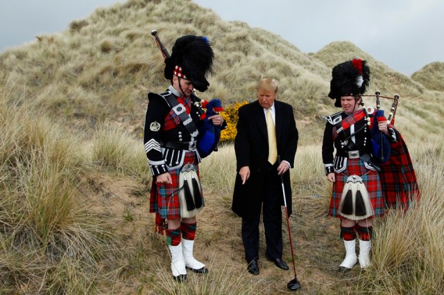 U.S. property mogul Donald Trump (C) poses next to bagpipers during a media event on the sand dunes of the Menie estate, the site for Trump's proposed golf resort, near Aberdeen, north east Scotland May 27, 2010. REUTERS/David Moir (BRITAIN POLITICS - Tags: SPORT GOLF BUSINESS) - RTR2EF9L