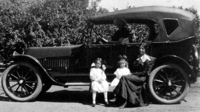 Rosamonds 1919 June, Bonnie &amp; Mary