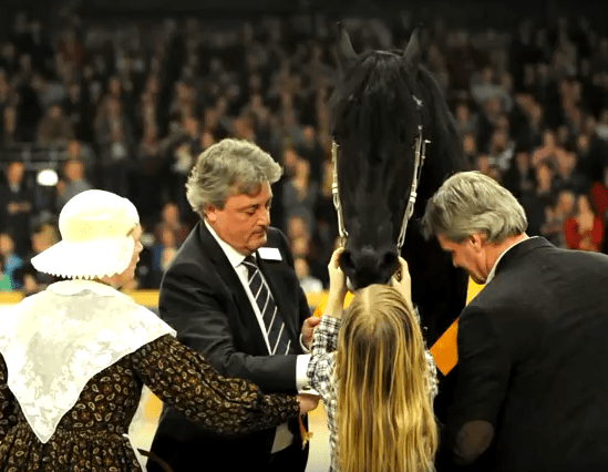 This image has an empty alt attribute; its file name is cees15.png